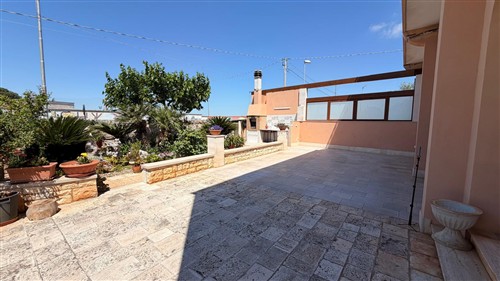 Villa a Pochi Passi, Completa di Tutti i Servizi. Buono Stato.